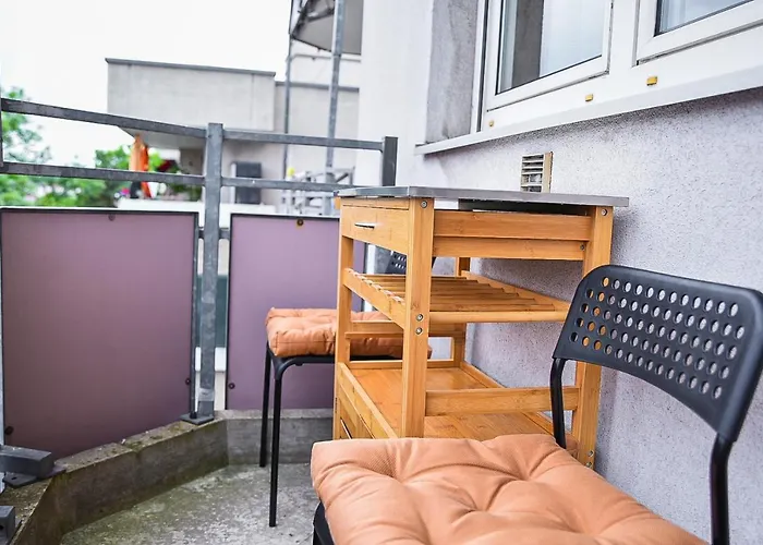 Ruhige Wohnung Im . Private Parkplatz ,Balkon ,Netflix
